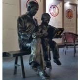 玻璃钢仿铜雕塑 看书人物祖孙爷爷和小孩坐凳子雕塑 仿铜树脂防雨防晒户外摆件