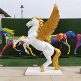 玻璃钢飞马 玻璃钢雕塑喷漆金色翅膀白色飞马 玻璃钢景观雕塑厂家