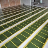 地板下直接安装地暖，干式施工